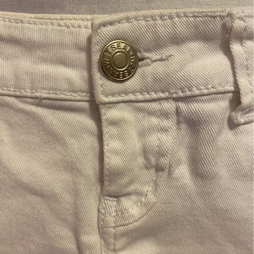 Wet Seal Low Rise Distressed Jean Shorts White Denim Ladies  5 - Picture 3 of 10